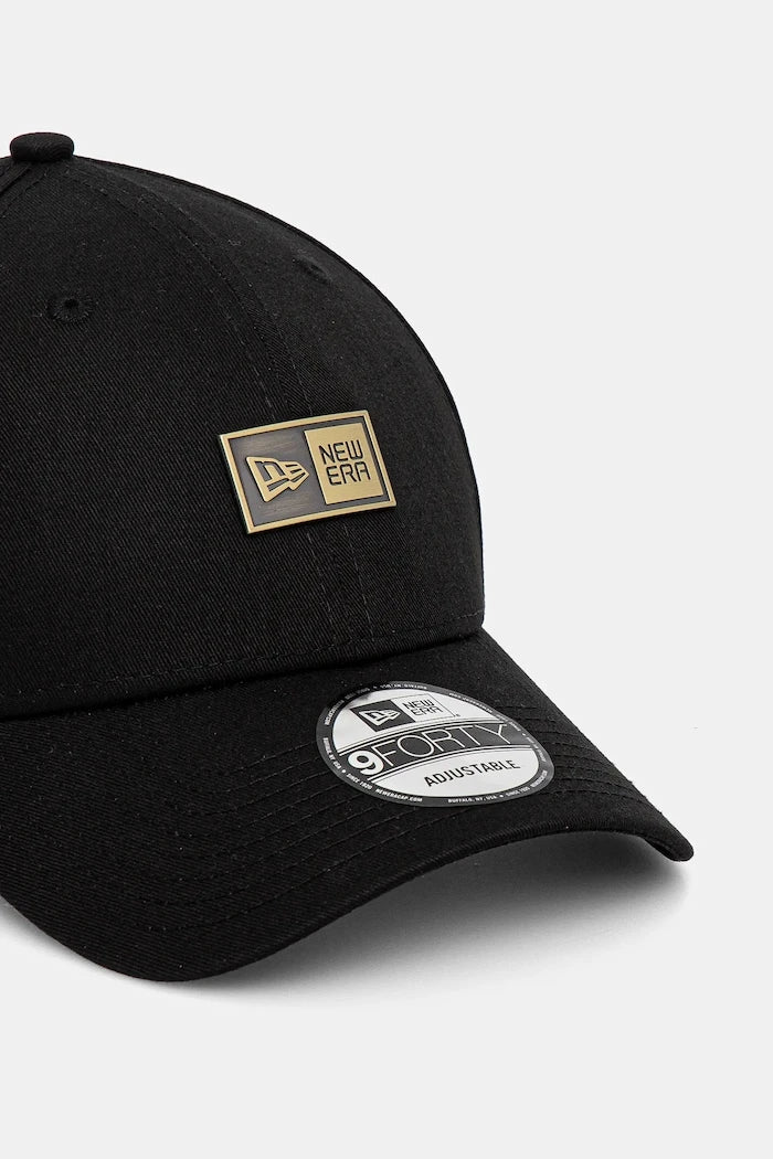 Памучна шапка с козирка New Era NE BADGE 940