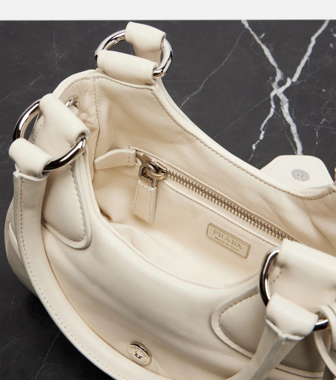 Prada - حقيبة كتف Moon صغيرة من الجلد