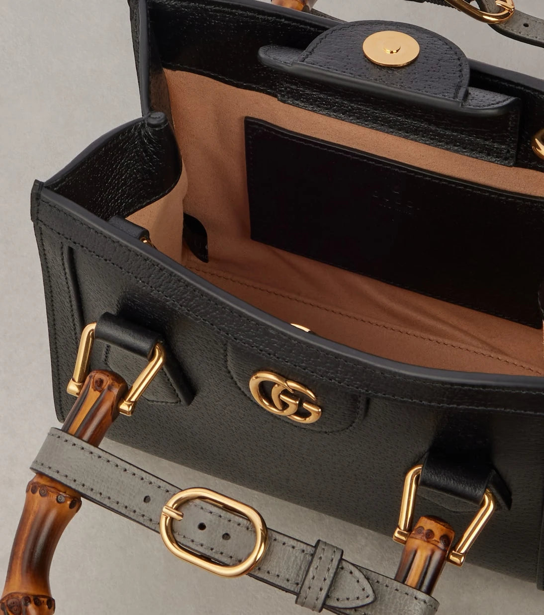 Gucci - حقيبة توت Diana Mini من الجلد