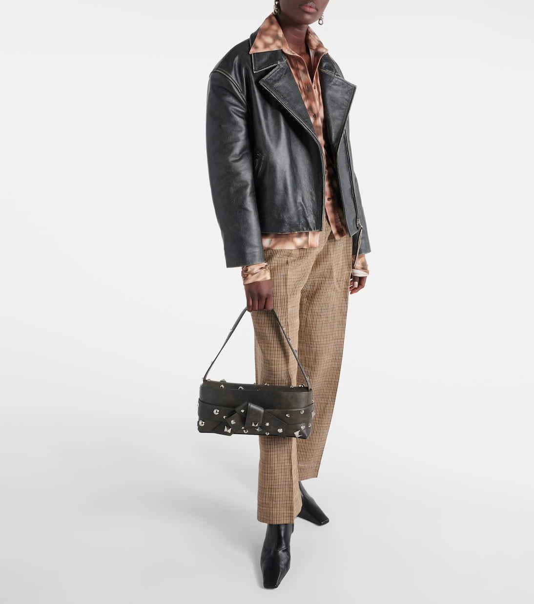 Acne Studios - حقيبة كتف موسوبي جلدية مرصّعة