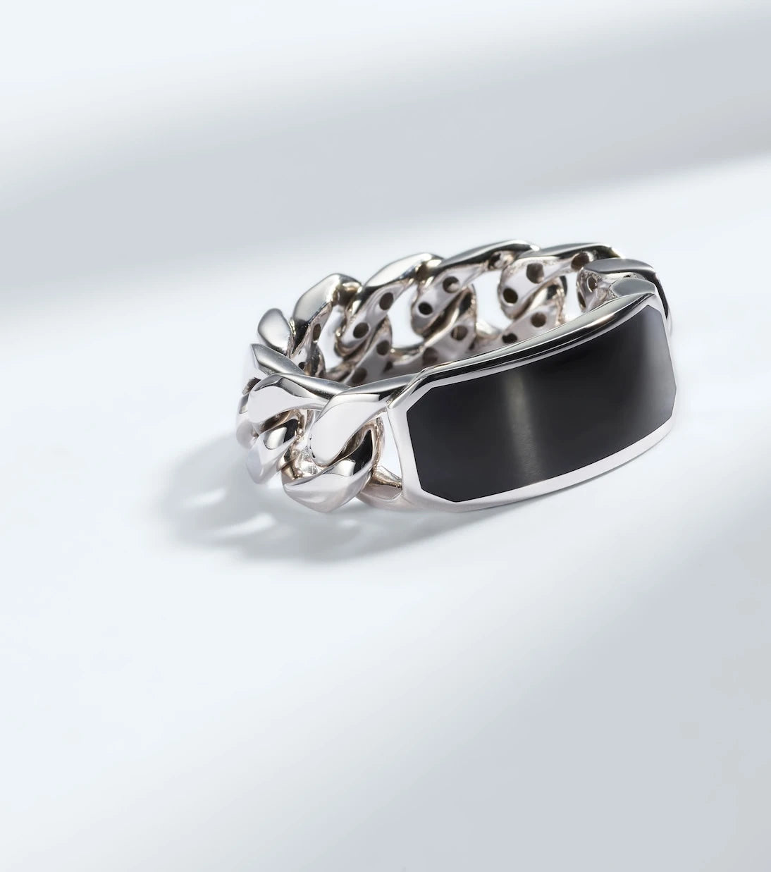 Shay Jewelry - خاتم ذهب أبيض عيار 18 قيراط وصلات متداخلة مع الأونيكس