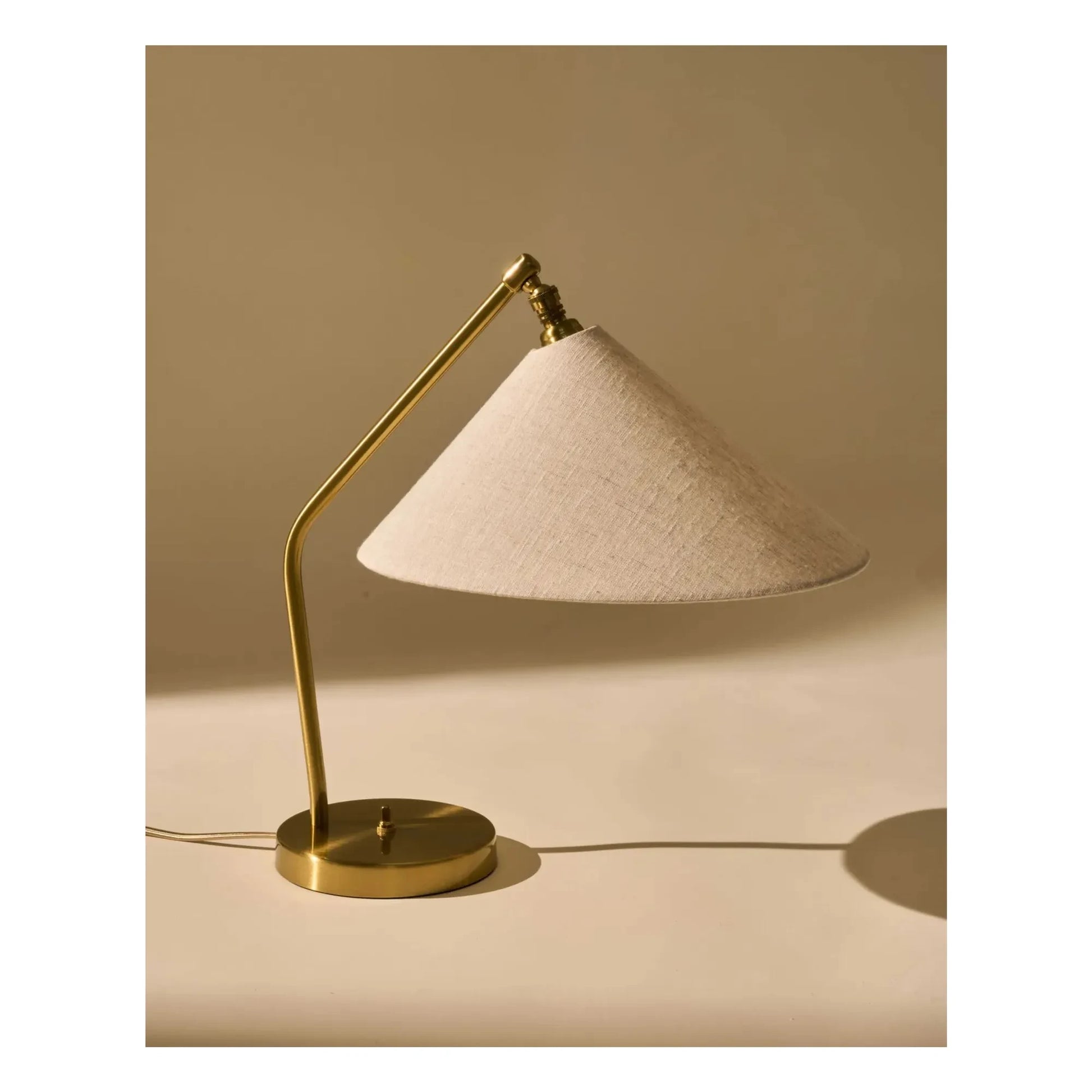 Gubi - Gräshoppa table lamp, Greta M. Grossman | Gold