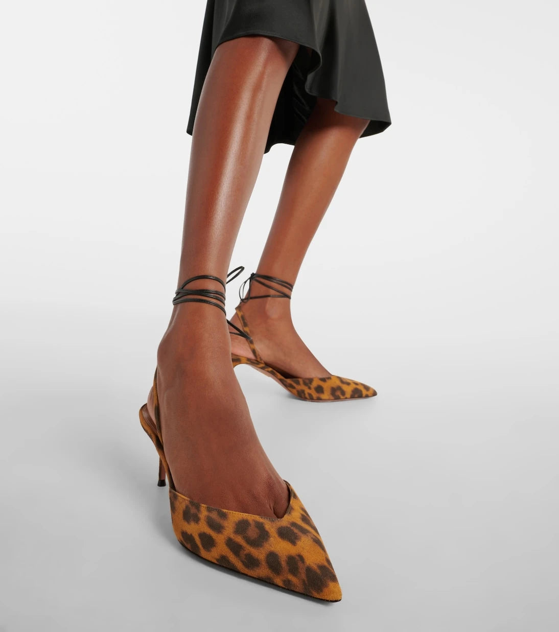 Aquazzura - حذاء مفتوح من الخلف بنقشة جلد الحيوان وكعب عالٍ