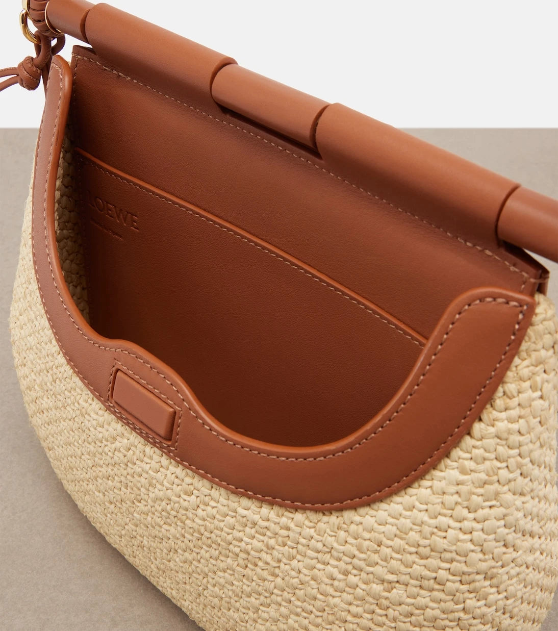 Loewe - حقيبة كتف باولا أيبزا بيسكادور المتوسطة من الرافيا