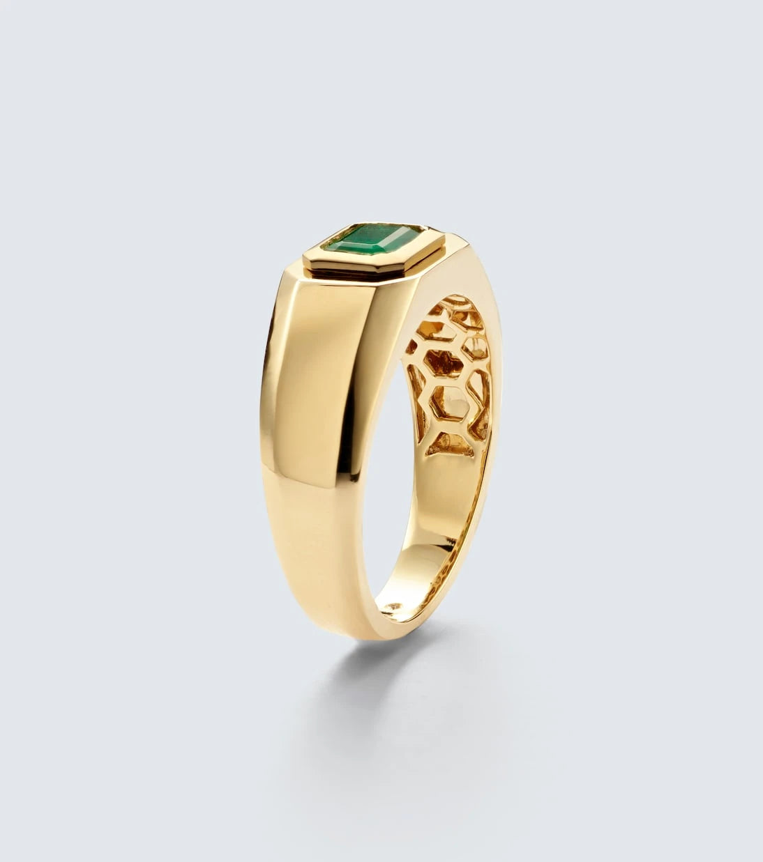 Shay Jewelry - خاتم شامبيون من الذهب عيار 18 قيراطاً ومرصع بالزمرد