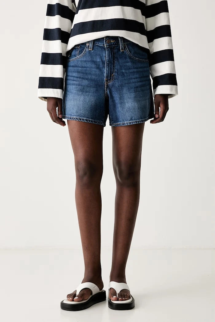 Levi's kadın denim kısa şort CINCH MID-THIGH