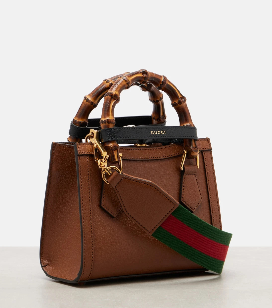 Gucci - حقيبة غوتشي ديانا الصغيرة بمقبض علوي من الجلد
