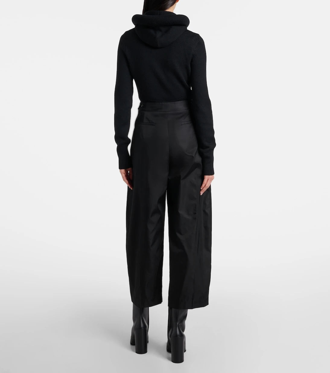 Alaïa - بنطلون ساتان بقصة مدببة وخصر عالٍ وقصير