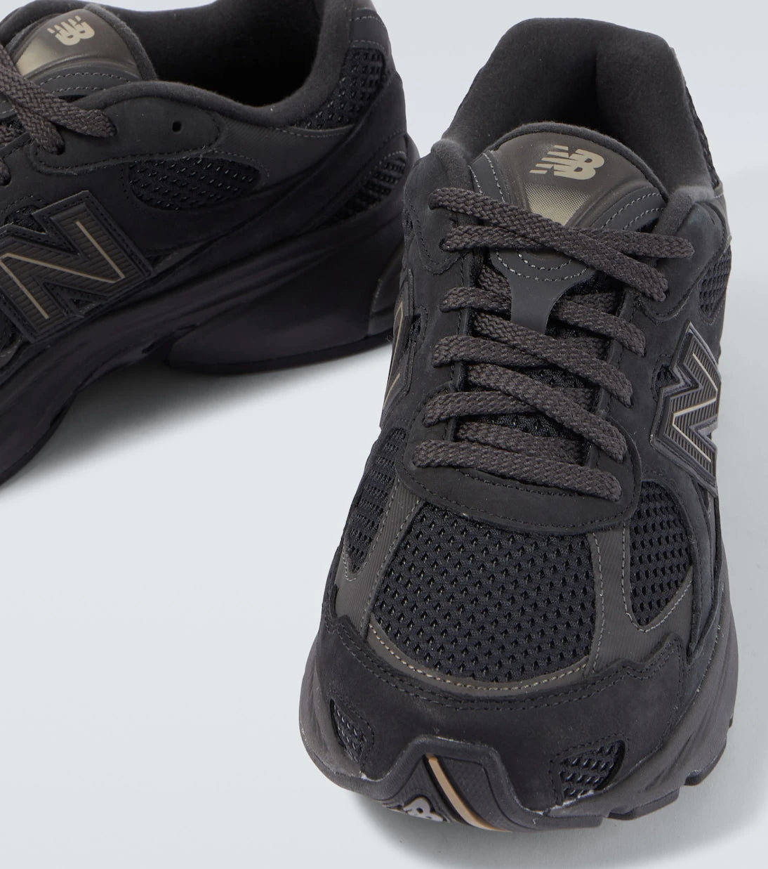 New Balance - حذاء رياضي من الشامواه والشبك طراز 2010