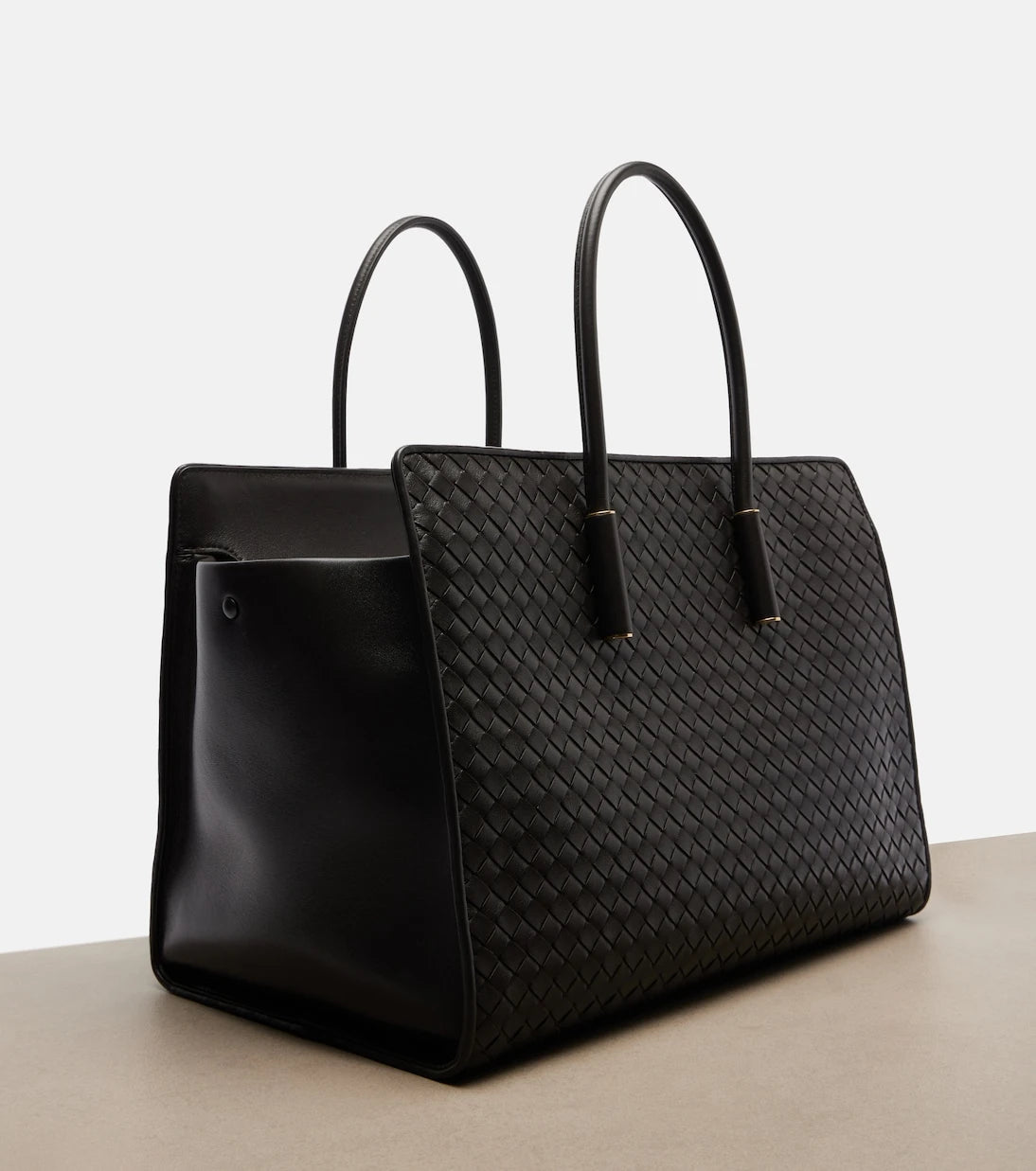 Bottega Veneta - حقيبة توتس باربرا متوسطة من الجلد