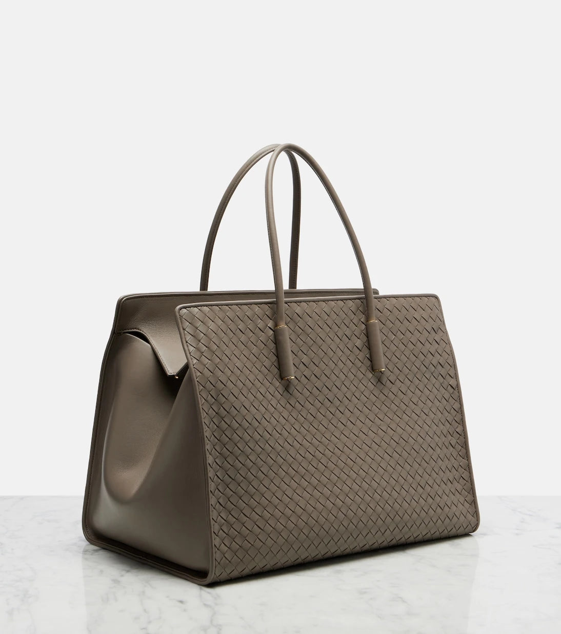 Bottega Veneta - حقيبة باربرا متوسطة الحجم بمقبض علوي من الجلد