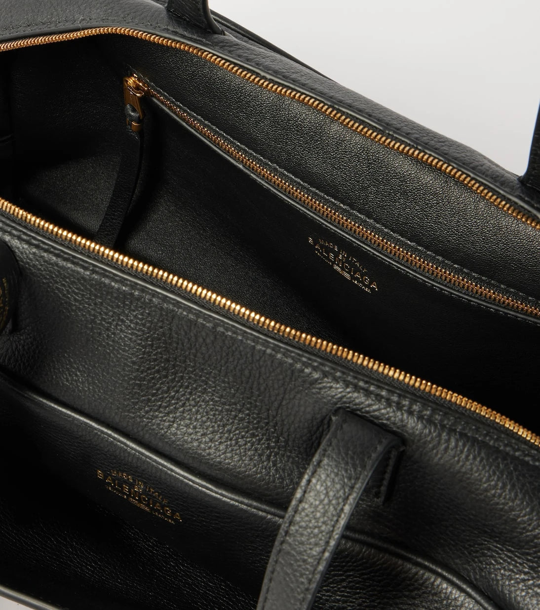 Balenciaga - حقيبة بولينج Carrie Medium من الجلد