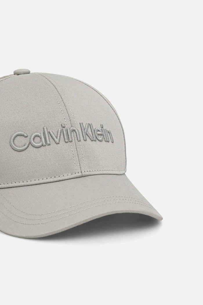 Памучна шапка с козирка Calvin Klein