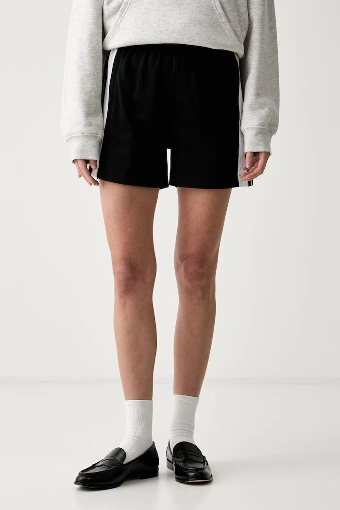adidas Originals kadın antrenman şortu