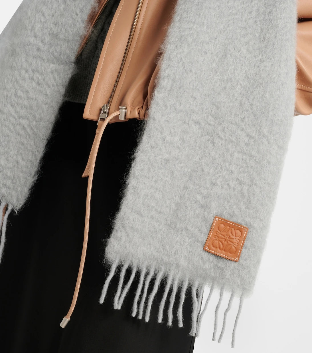 Loewe - وشاح موهير وصوف