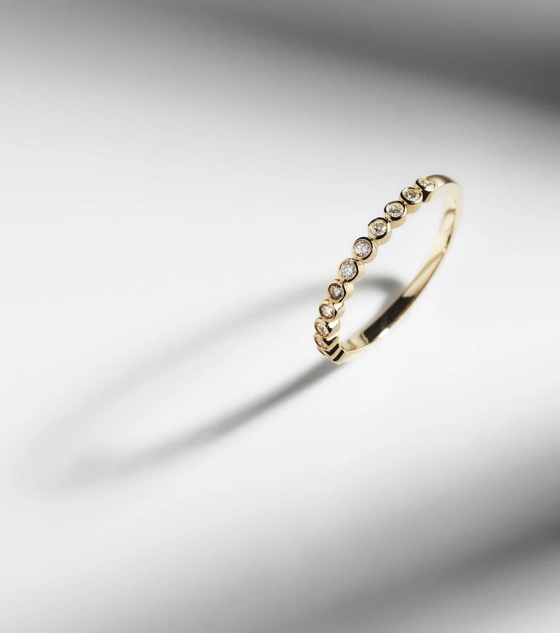 Stone and Strand - خاتم Slim Lattice من الذهب عيار 14 قيراطًا مرصع بالألماس
