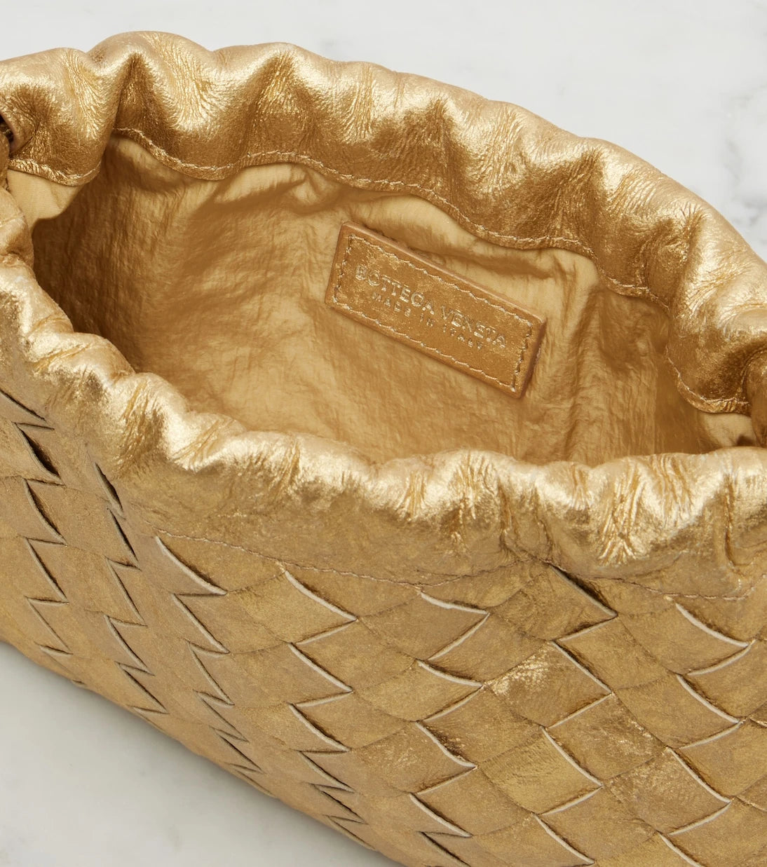 Bottega Veneta - حقيبة يد صغيرة من الجلد المعدني بنمط إنترشاتو