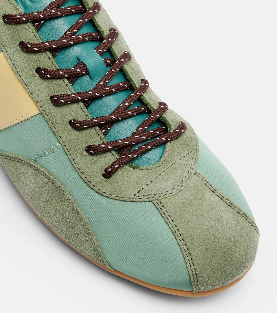 Tod's - حذاء رياضي كلاسيكي مزين بالشمواه