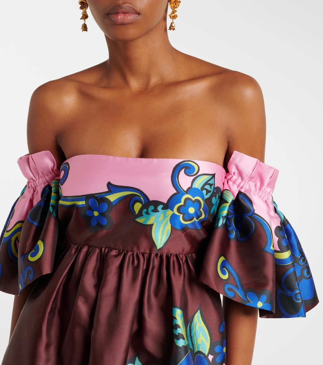 أليميه - فستان ماكسي من الساتان بتصميم مكشوف الأكتاف ومزين بالزهور