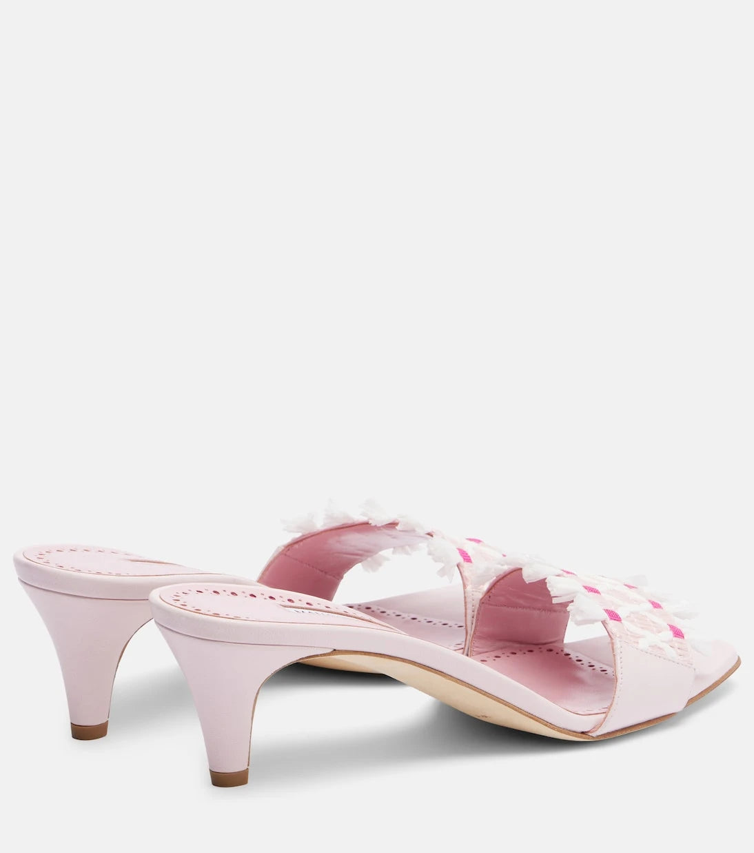 Manolo Blahnik - المزيد من أحذية البغل الجلدية المطرزة