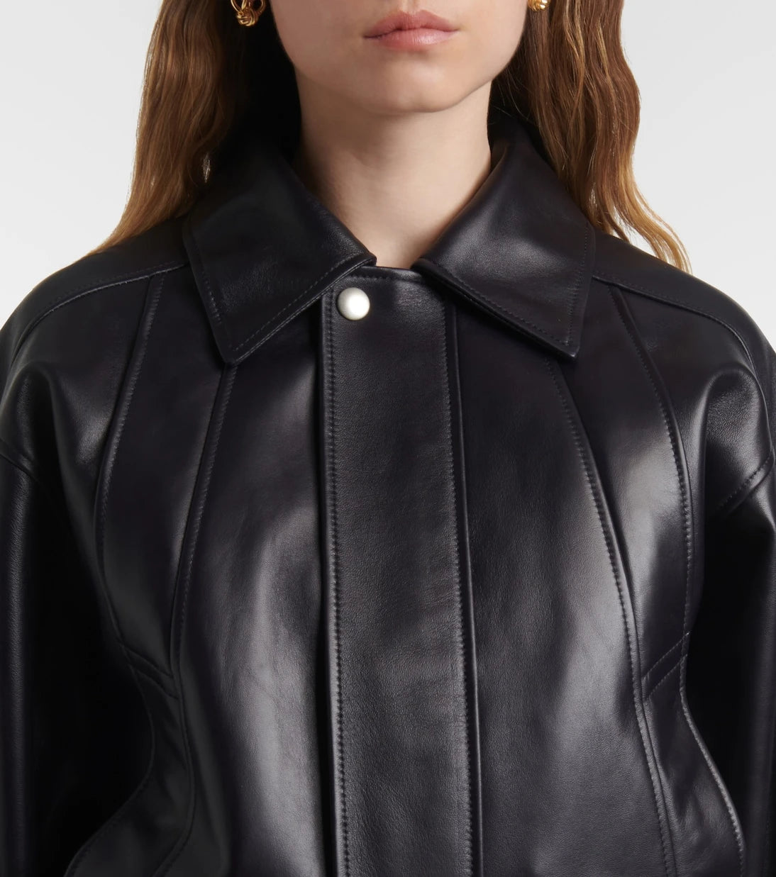 Bottega Veneta - جاكيت بلوزون جلد مُزيّن بفرو الشيرلينغ