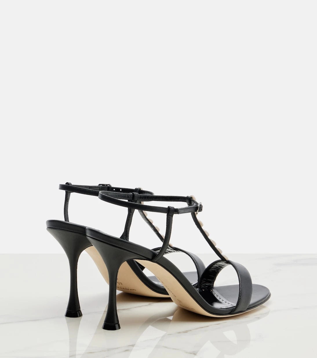 Manolo Blahnik - صنادل إمبوسان الجلدية