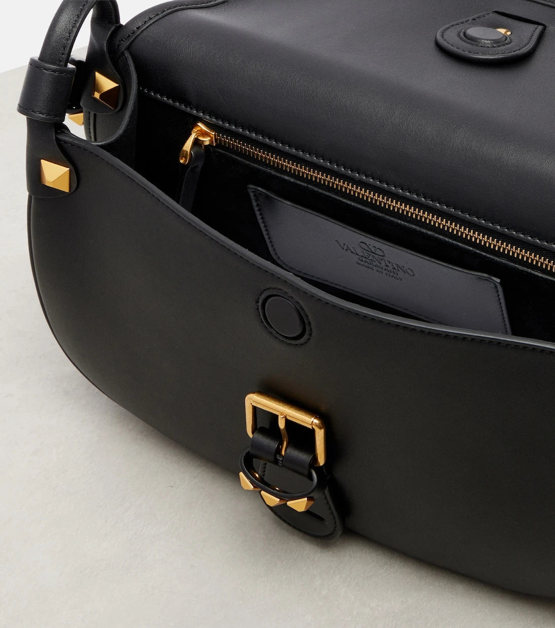 Valentino Garavani - Flaneuse Rockstud Medium leather crossbody bag