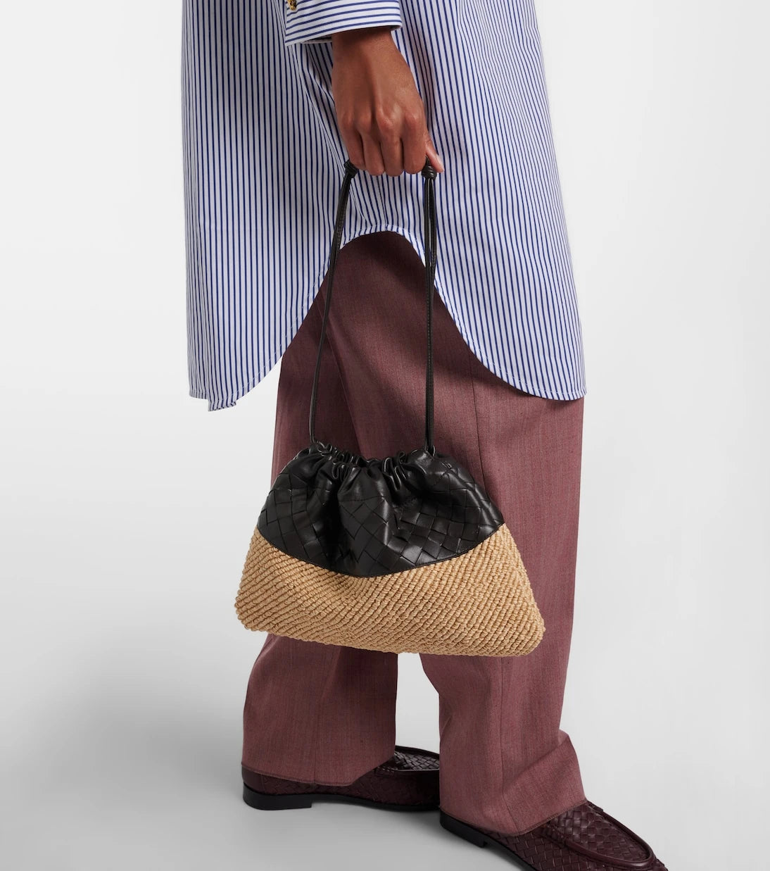 Bottega Veneta - كيس قماشي صغير من الرافيا والجلد