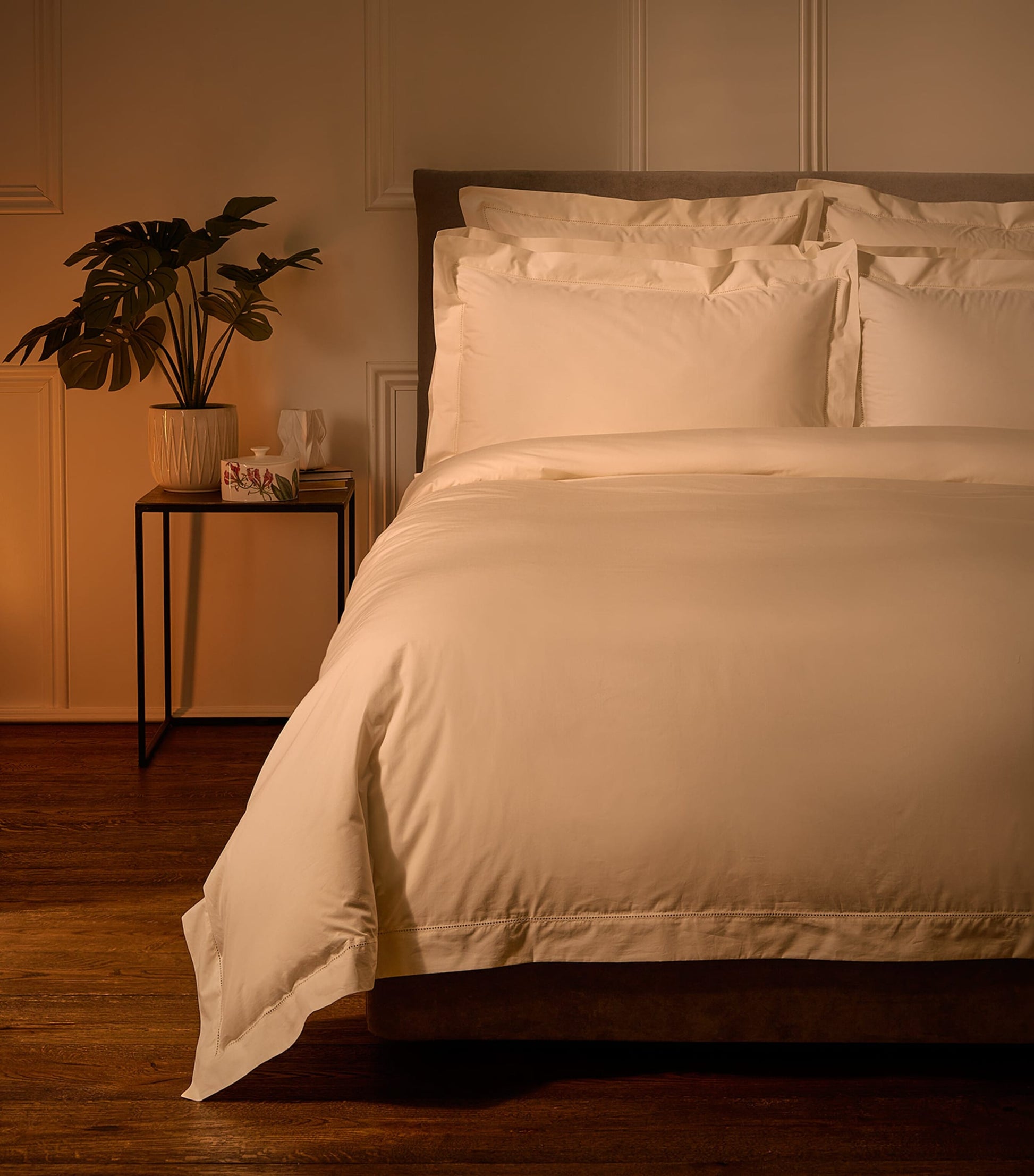 Cadogan Super King Flat Sheet (270cm x 300cm)