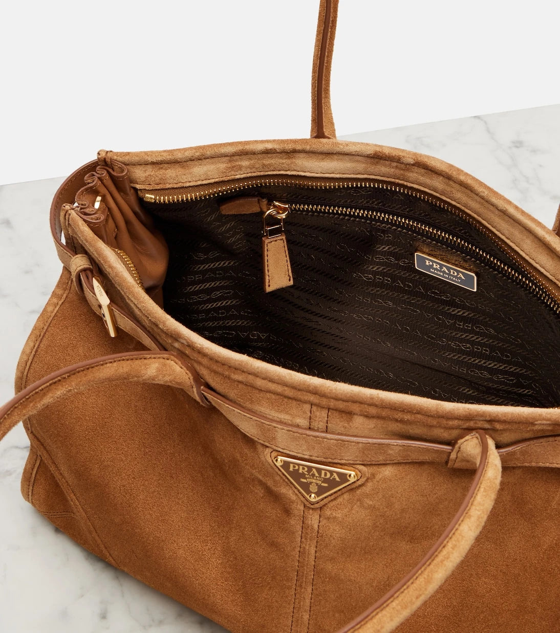 Prada - حقيبة يد بوني الكبيرة من جلد الشمواه من برادا