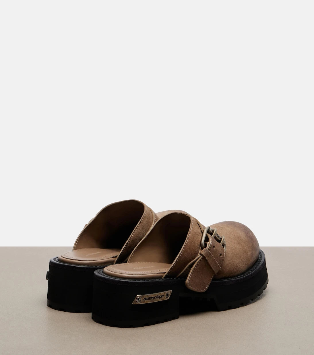 Balenciaga - حذاء البغل فينوم الجلدي