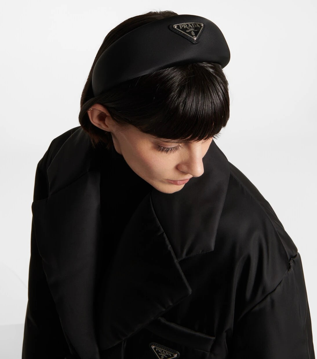 Prada - طوق رأس من الساتان مزين بالشعار