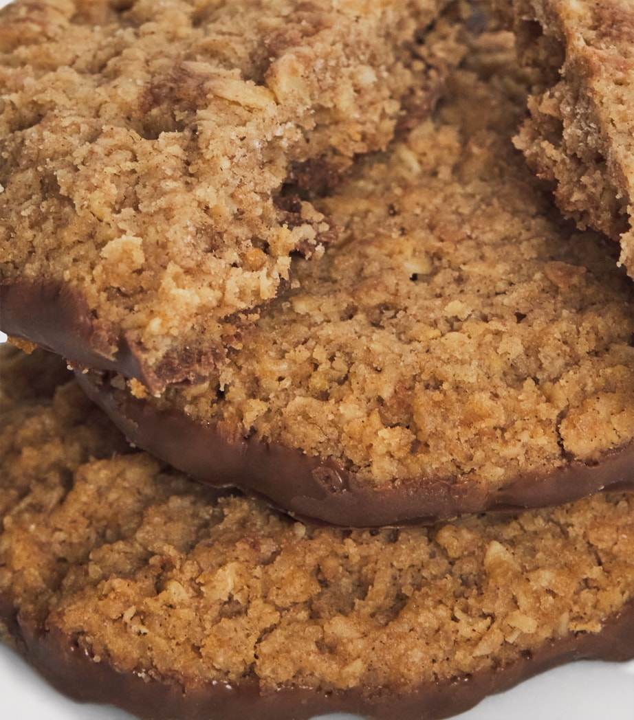 Milk Chocolate and Cinnamon Oaty Crunch Biscuit Tin (200g)