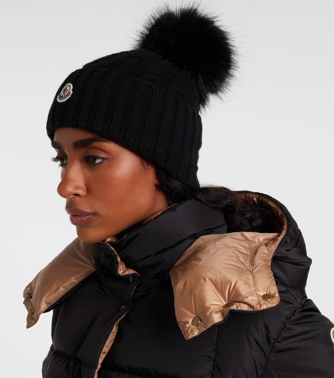 Moncler - قبعة صغيرة من الكشمير المخلوط والصوف المحبوك بنمط جديلة