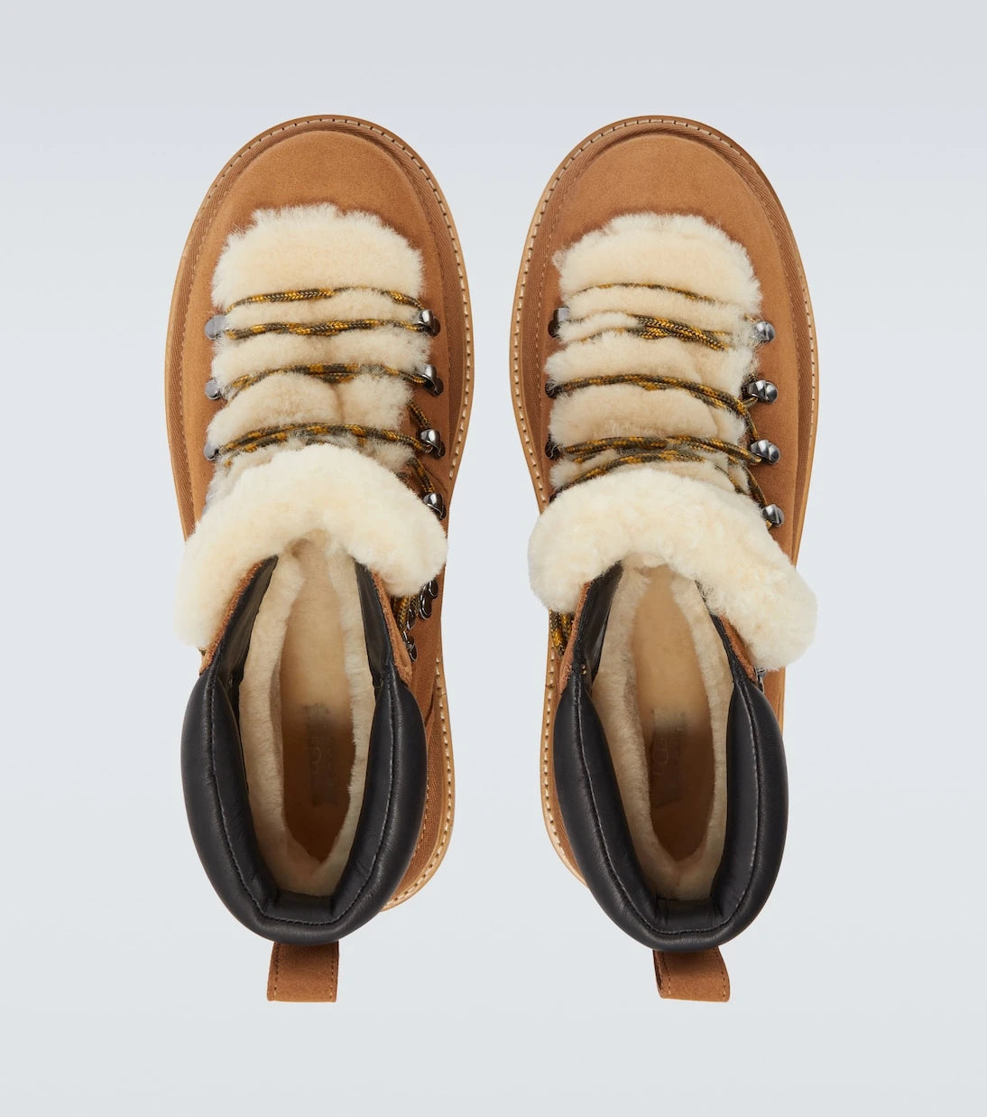 Sacai - حذاء هايكنج من جلد الشامواه وشيرلينج بالتعاون مع UGG