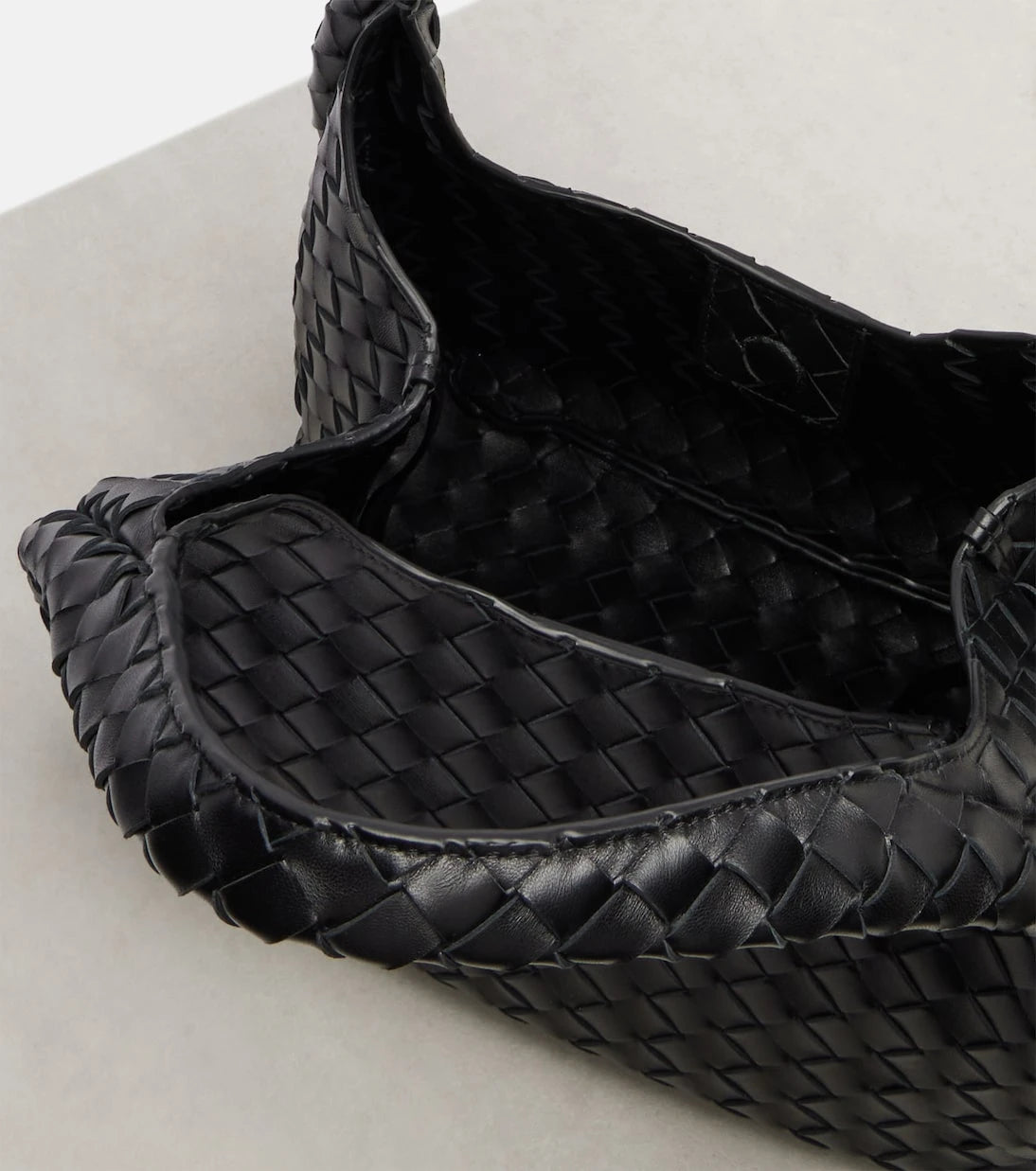 Bottega Veneta - حقيبة كتف كامبانا متوسطة من الجلد