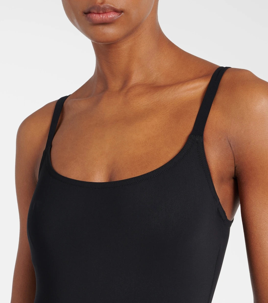 كارلا كوليتو - بدلة سباحة كيا بحزام