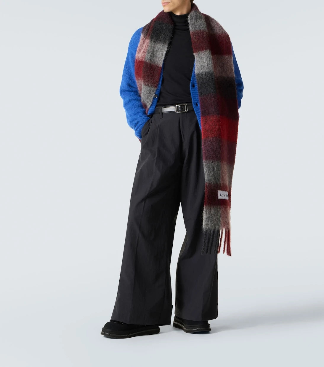 Sacai - حذاء هايكنج من جلد الشامواه وشيرلينج بالتعاون مع UGG