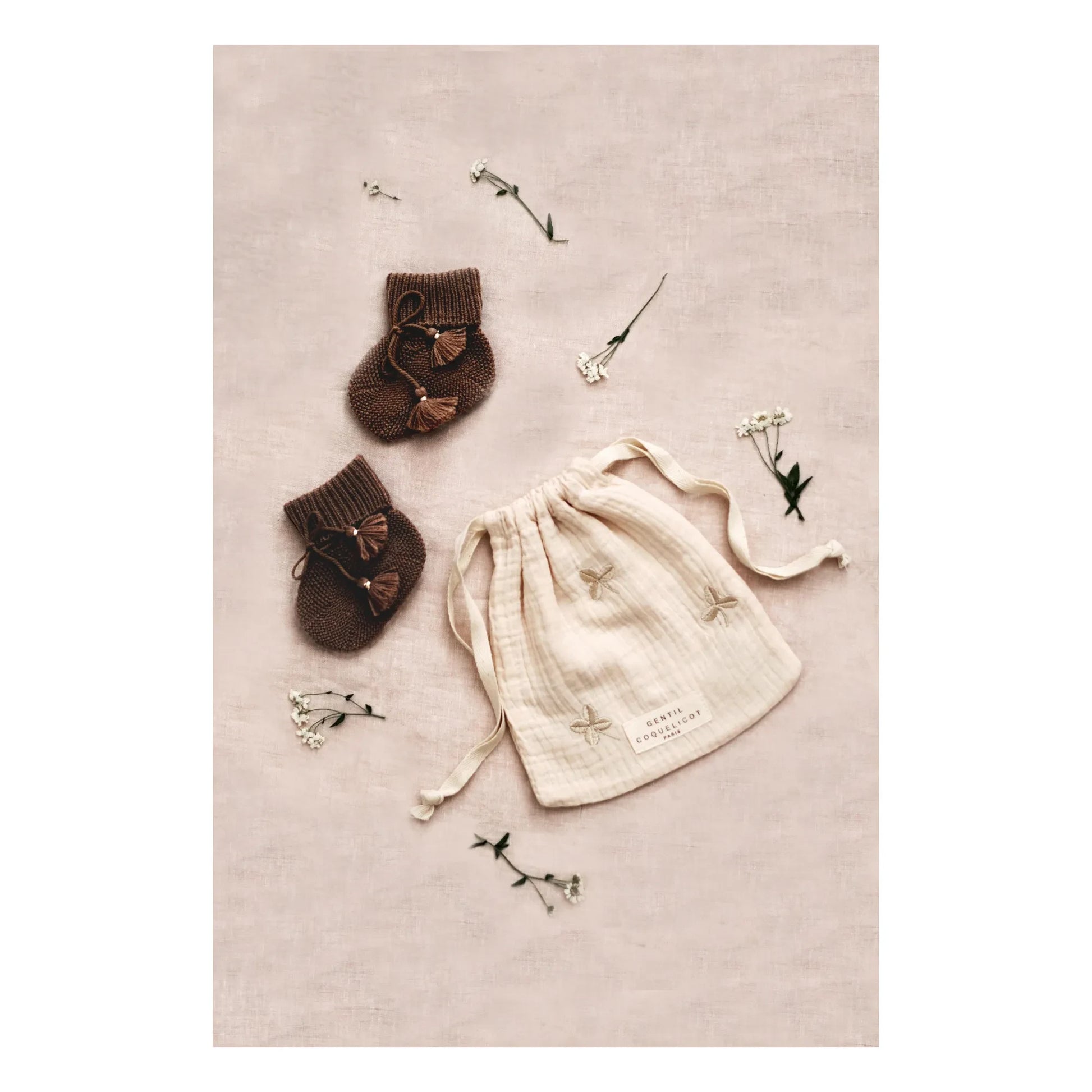 Gentil Coquelicot - Knitted Booties and Embroidered Pouch | Chocolate