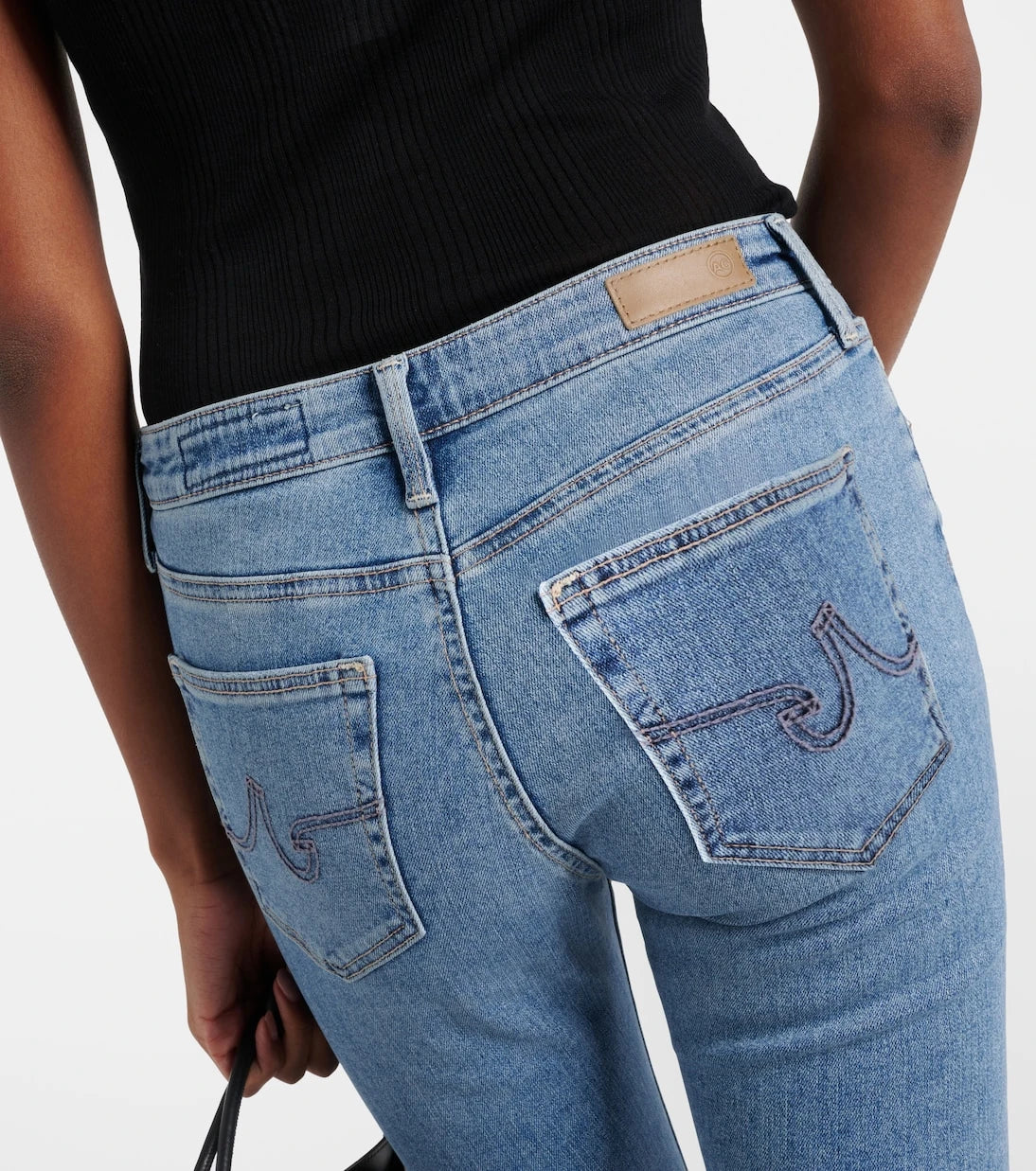 AG Jeans - بنطلون جينز جودي متوسط الارتفاع بقصة ساق واسعة وقصيرة