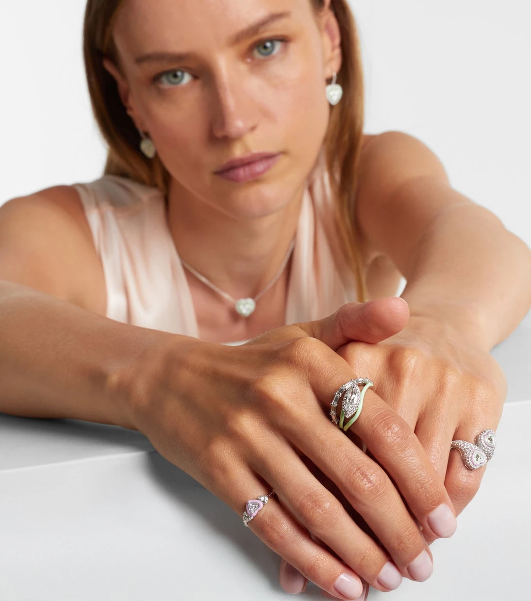 Kamyen - 18kt white gold and enamel ring with diamonds