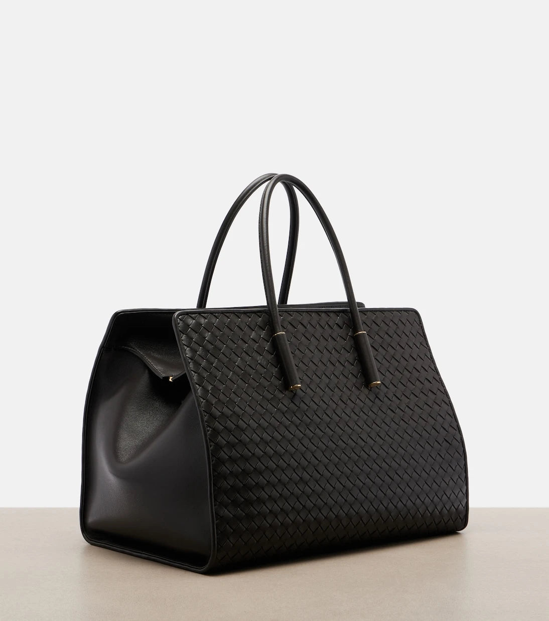 Bottega Veneta - حقيبة توتس باربرا متوسطة من الجلد