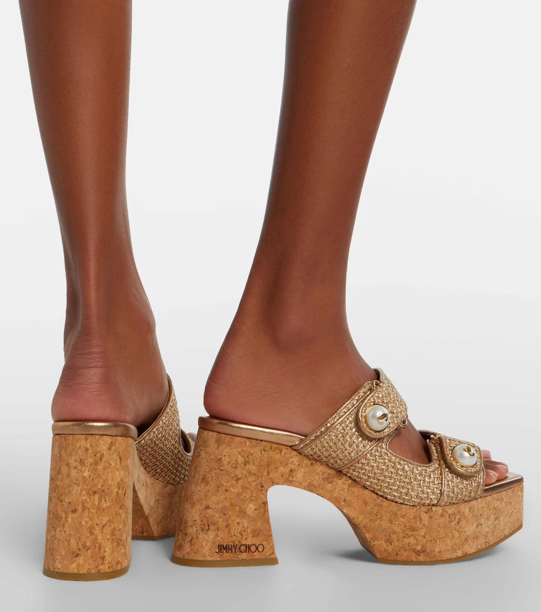 Jimmy Choo - صنادل Fayence بنعل سميك وتأثير الرافيا