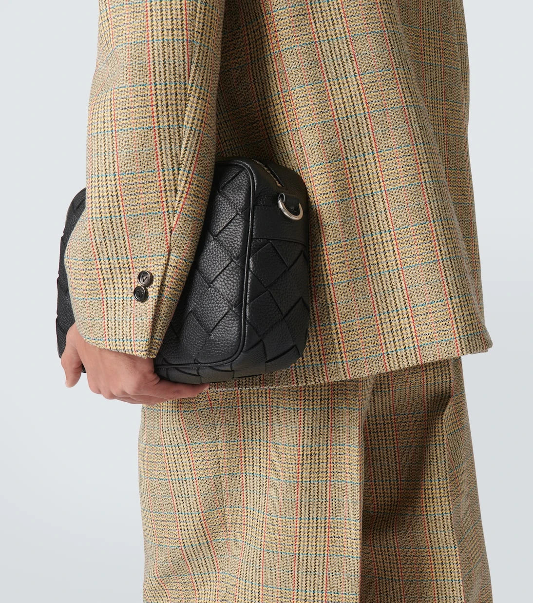Bottega Veneta - حقيبة كاميرا جلدية بتصميم إنترتشاتو