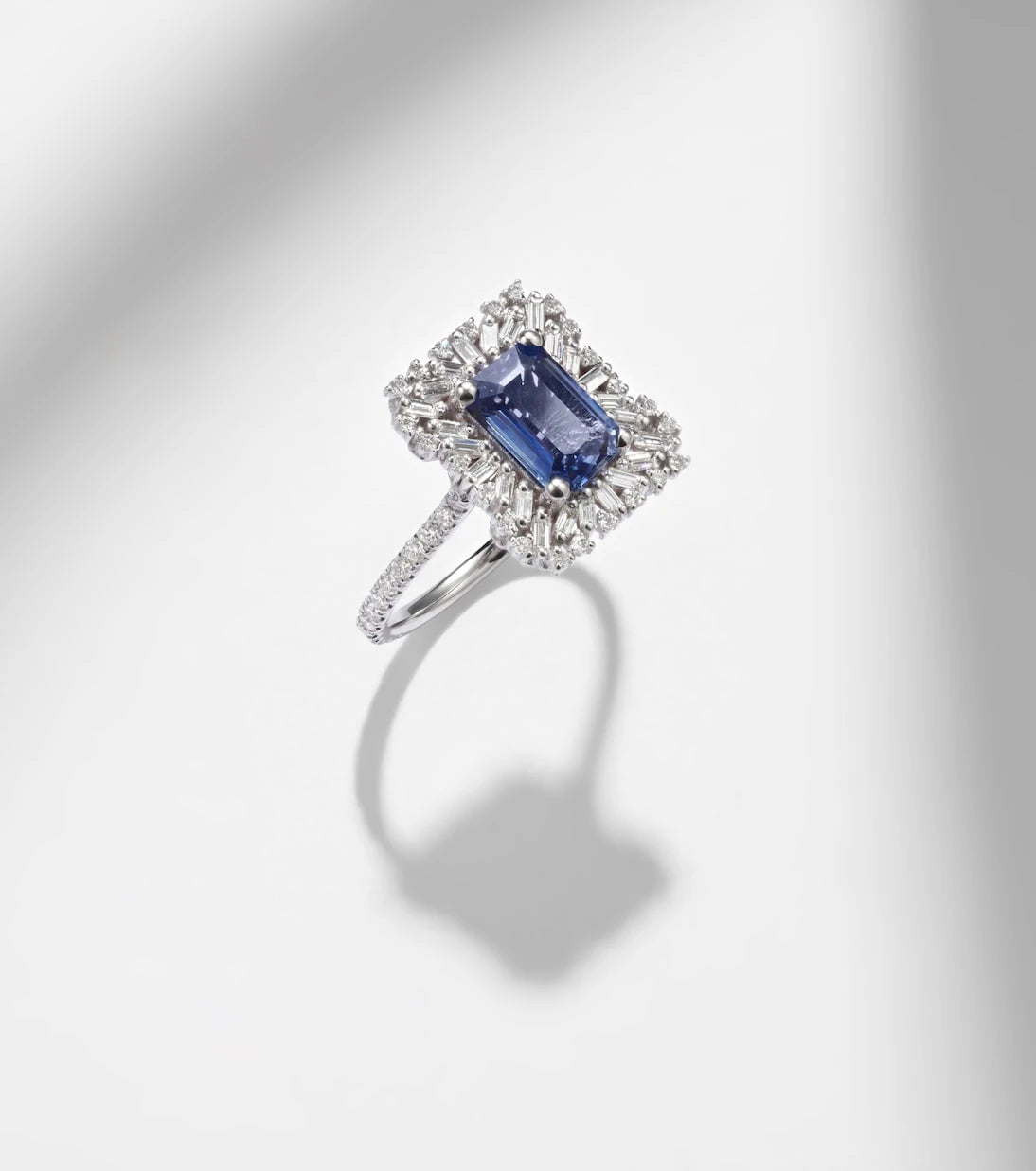 Suzanne Kalan - 18kt white gold ring with sapphires and diamonds
