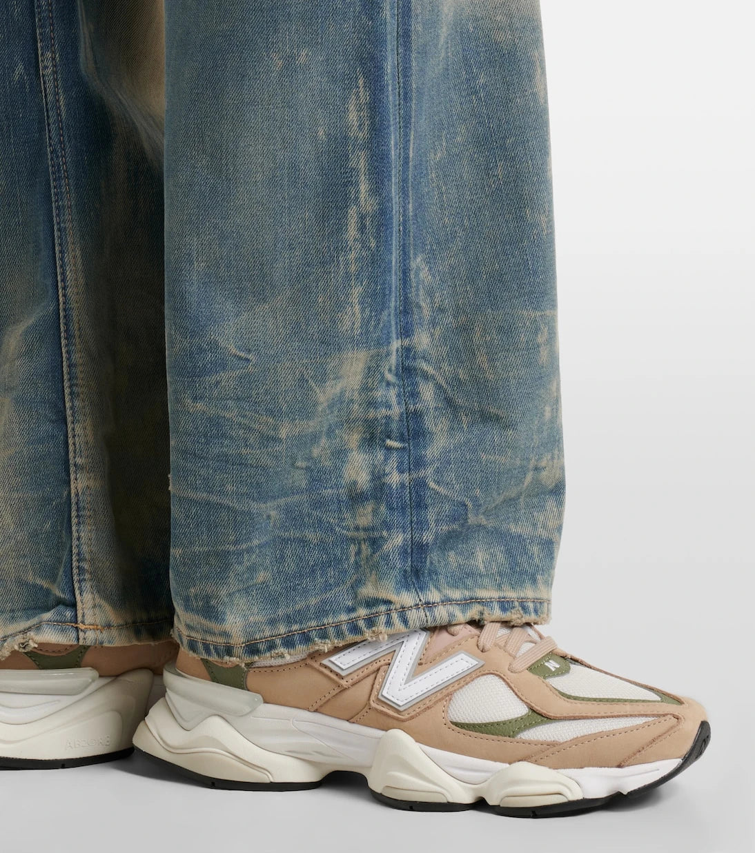 New Balance - حذاء سنيكرز 9060 من الشمواه