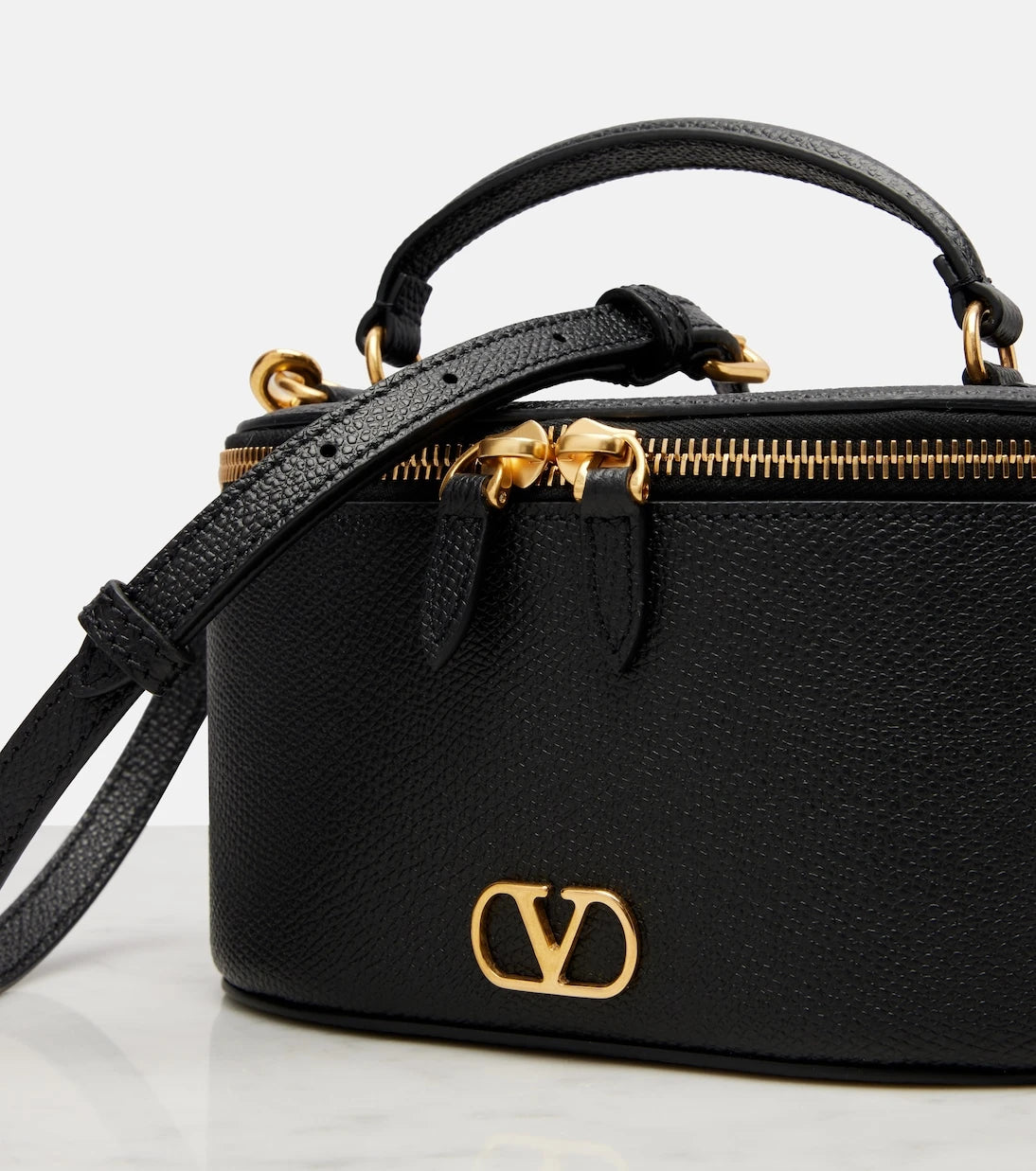 Valentino Garavani - حقيبة مستحضرات التجميل الصغيرة VLogo Mini من الجلد