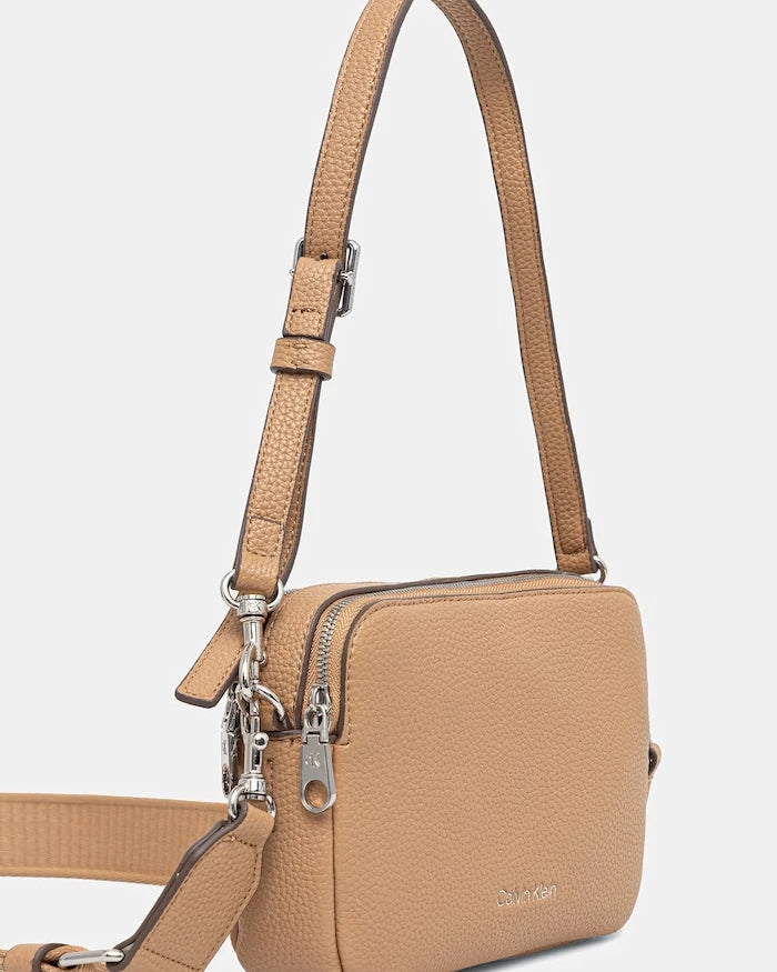 Calvin Klein kadın suni deri çapraz çanta