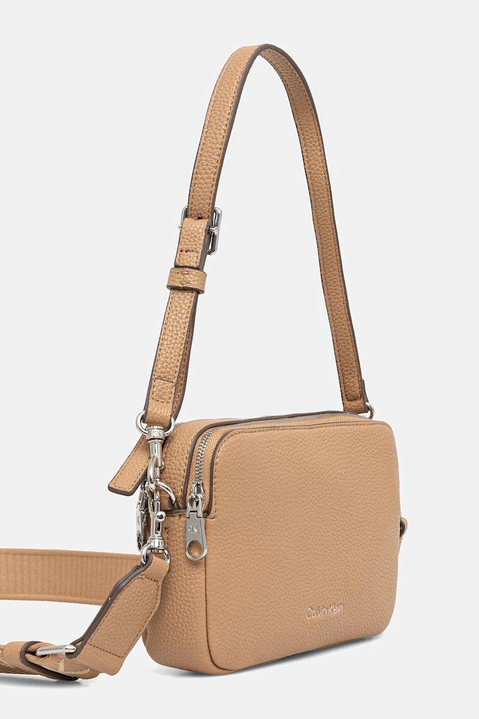Calvin Klein kadın suni deri çapraz çanta