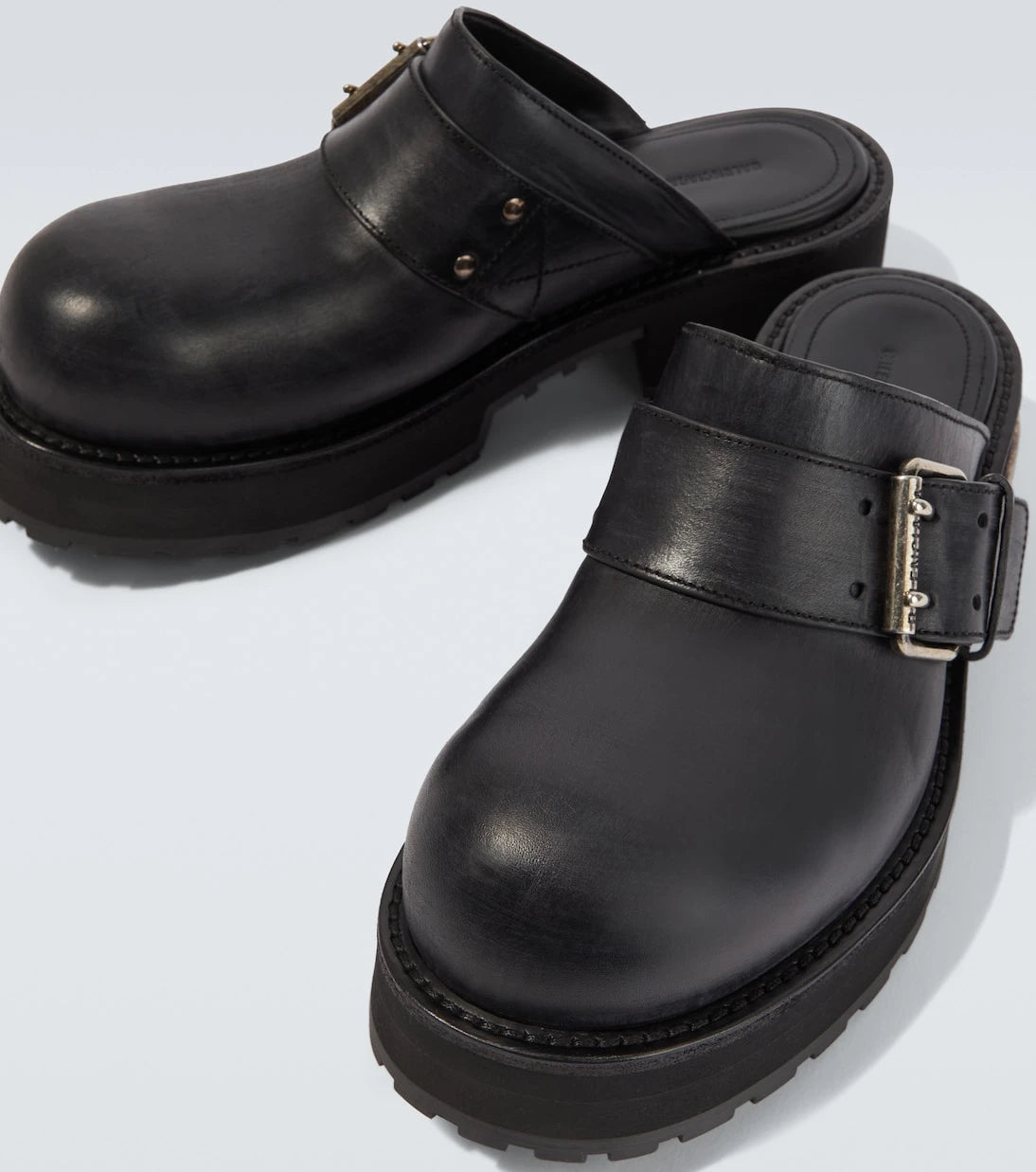 Balenciaga - حذاء البغل فينوم الجلدي